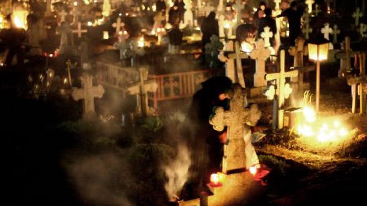 cu trenul printre morminte calea ferata trece printr un cimitir din radauti