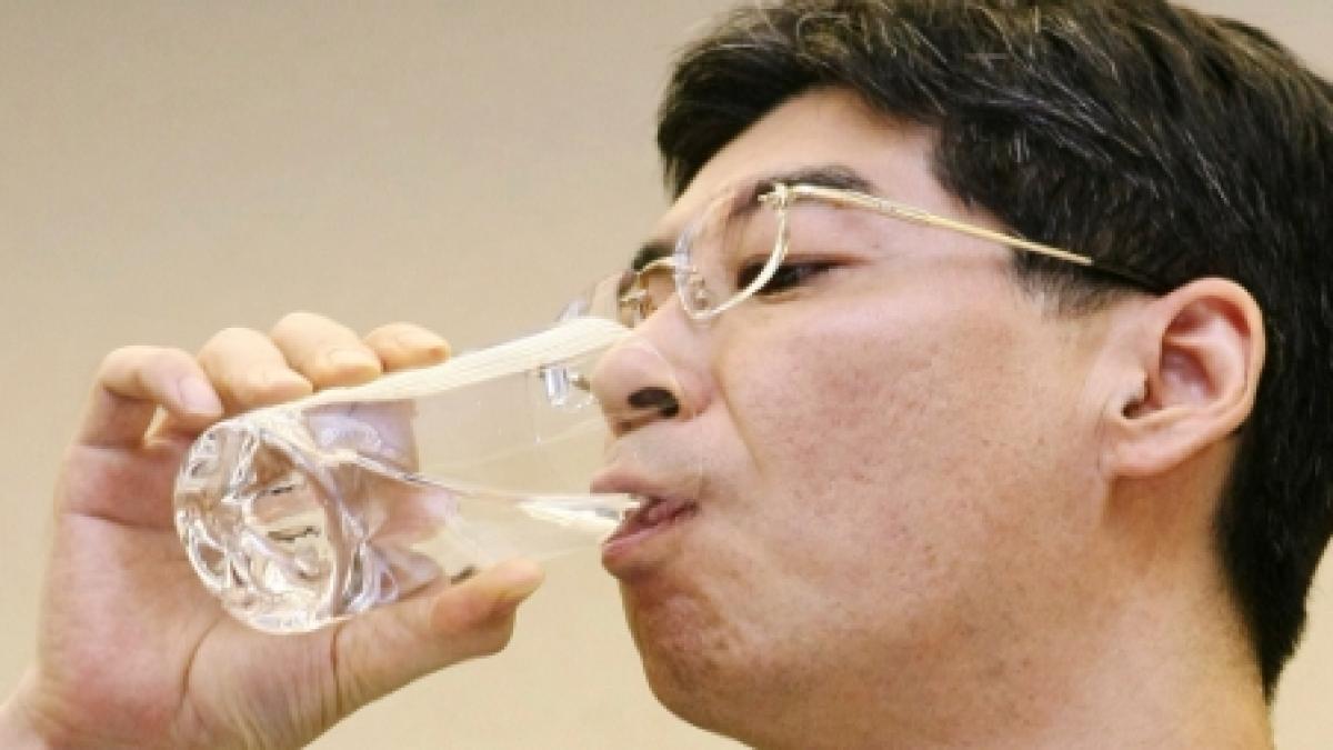 demonstratie extrema un parlamentar japonez a baut apa de la fukushima in fata presei