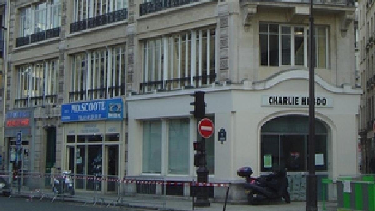 sediul unei reviste din franta distrus de un cocktail molotov profetul mohamed a aparut glumind pe