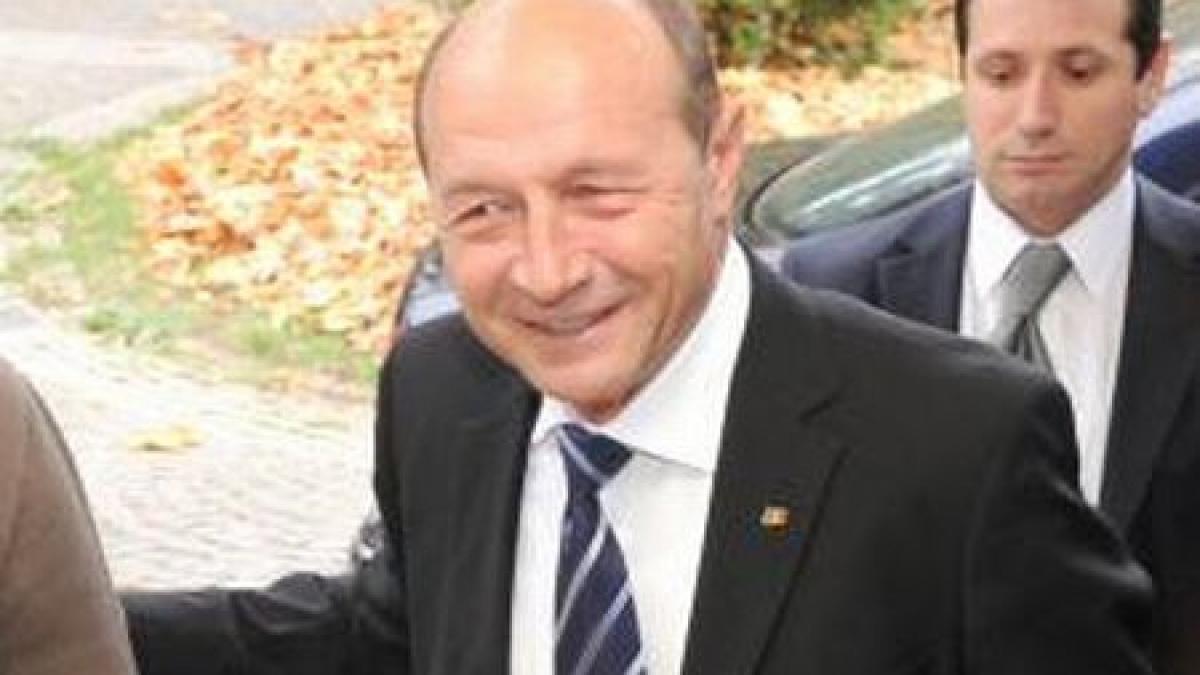 basescu a primit in dar o sticla de whisky de la o admiratoare a mers la vila lac 1 special pentru