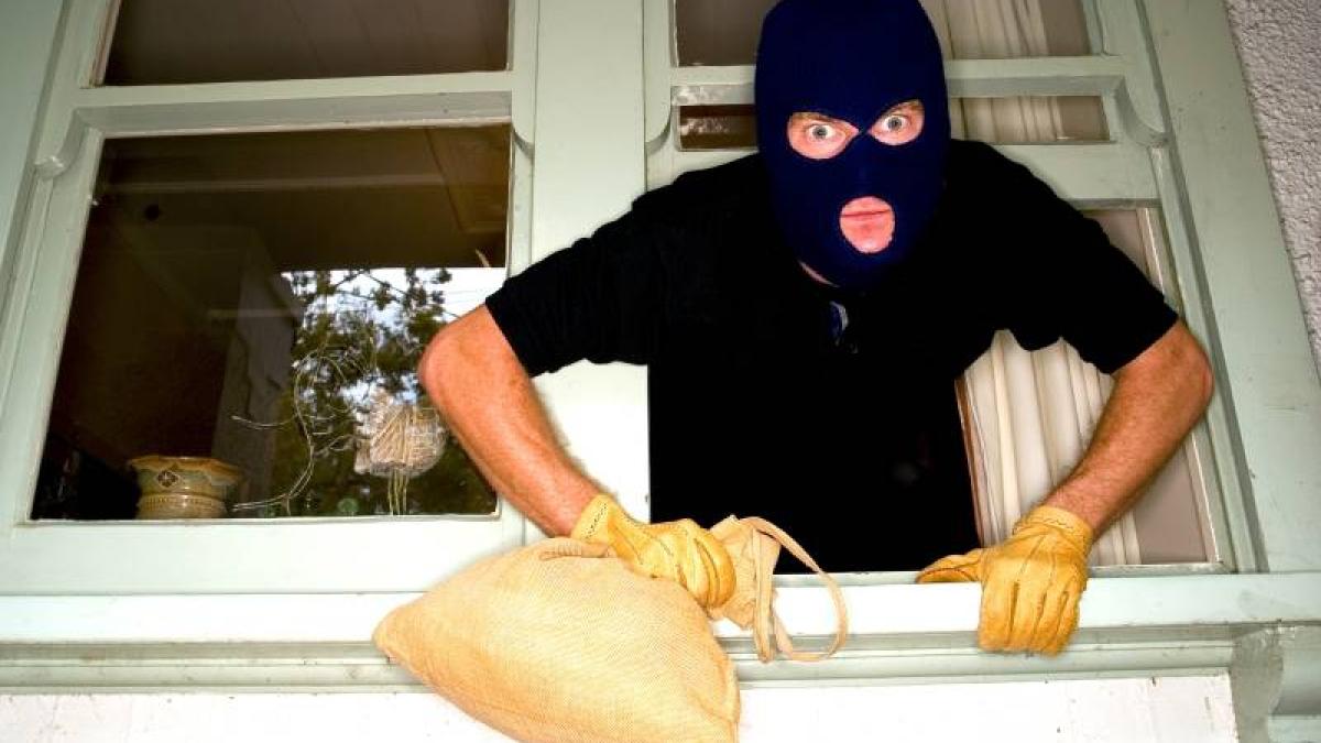 familie din dambovita batuta si talharita in propria i locuinta de catre cinci persoane cu cagule