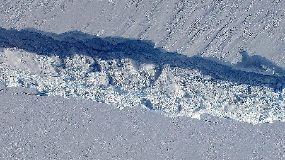 gheata polara se retrage un aisberg urias se va desprinde de un ghetar din antarctica