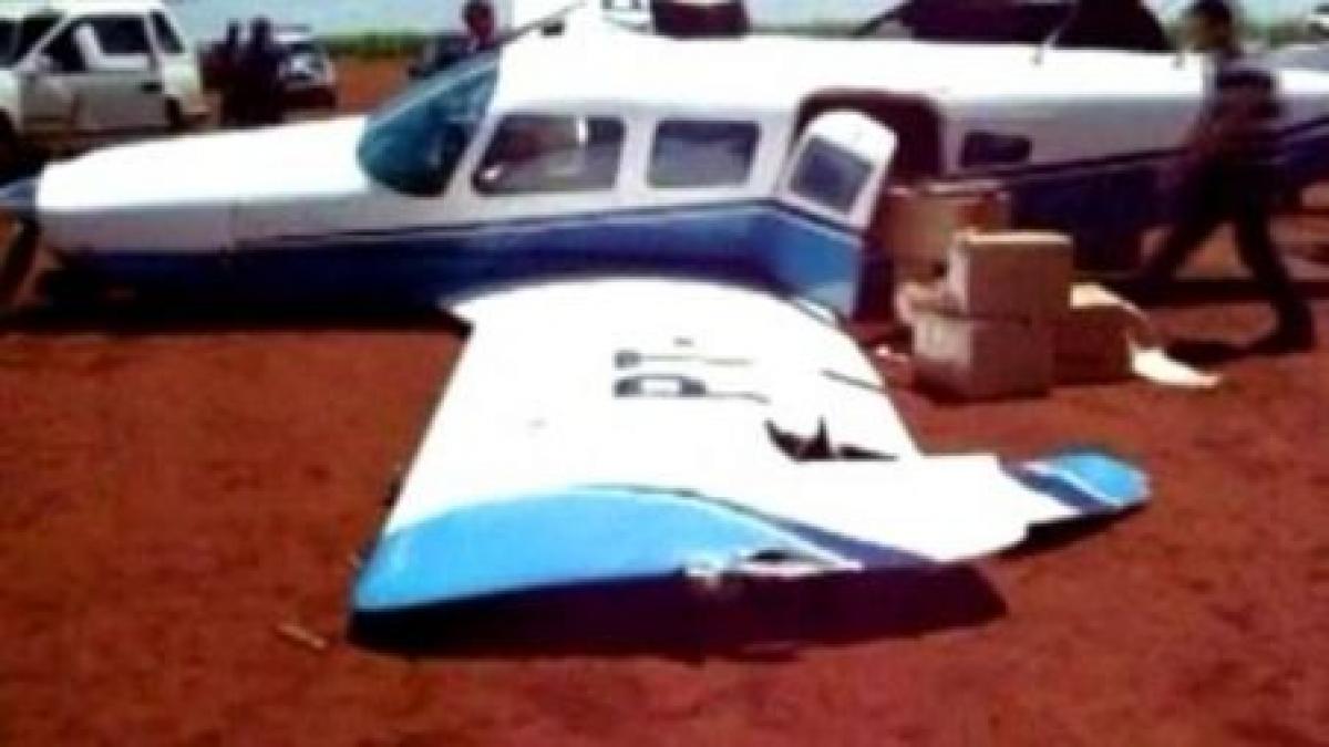 politistii brazilieni au intrat cu masina intr un avion care decola transporta bunuri furate