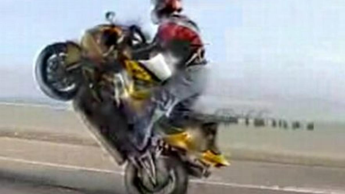 spaima soselelor doi motociclisti filmati in timp ce goneau cu o viteza uluitoare la iesirea din