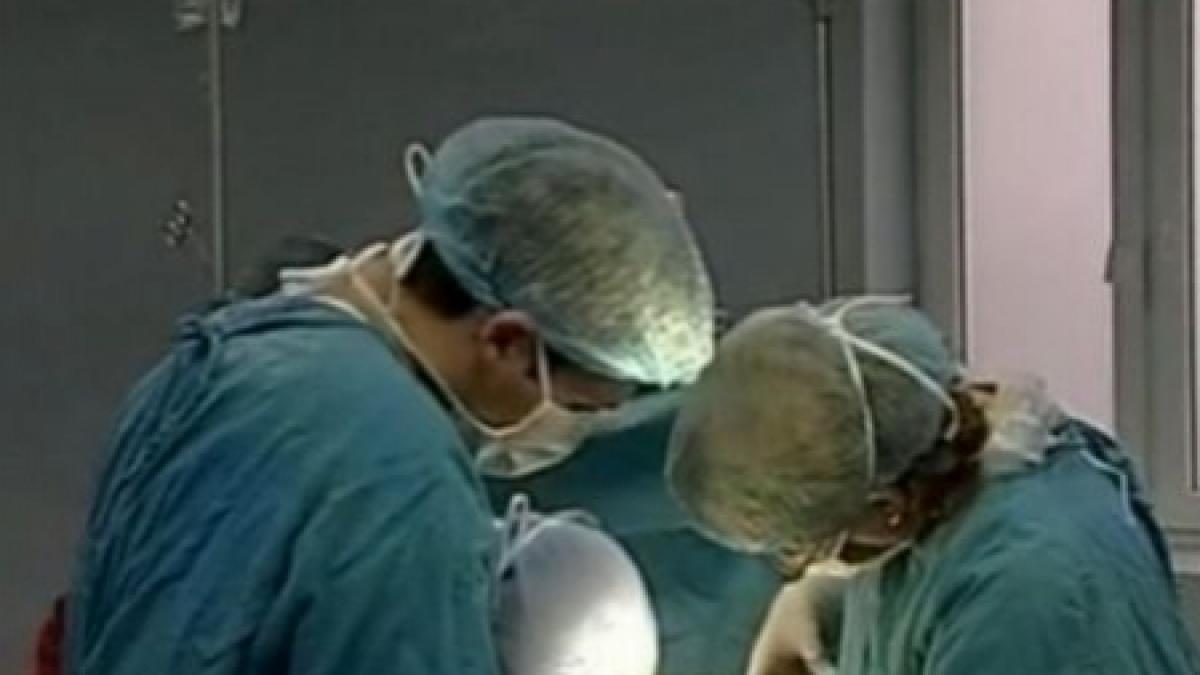 un fat a fost operat in uterul mamei medicii i au oferit o viata normala