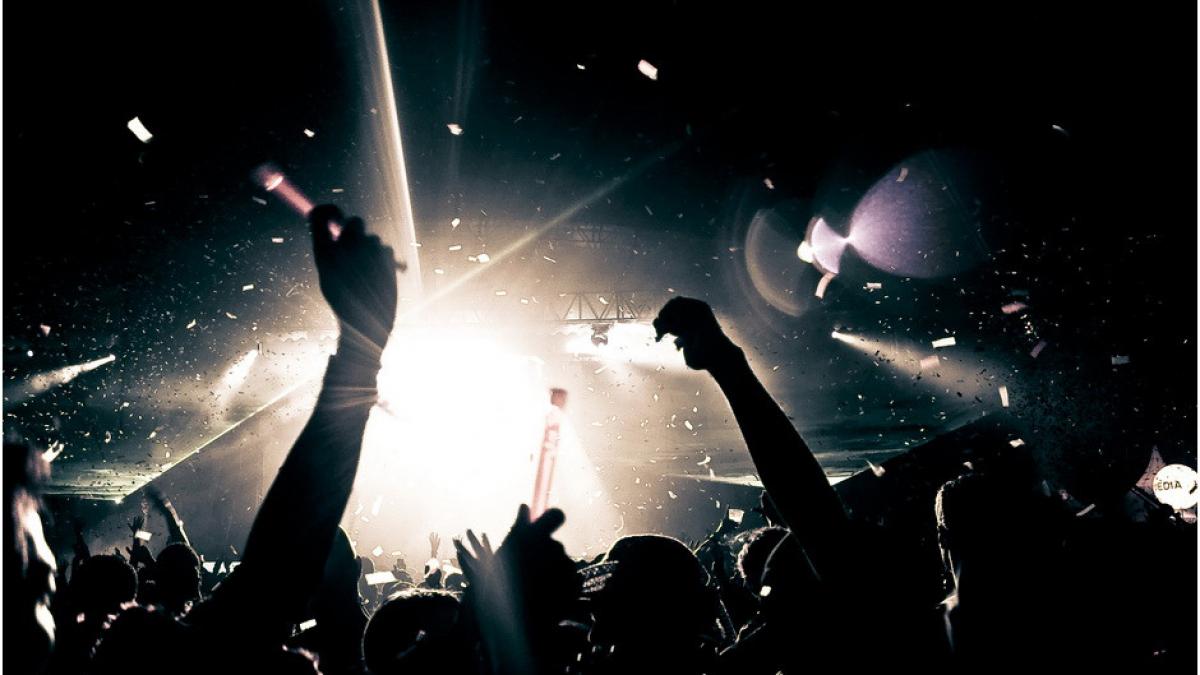 cea mai noua fita in materie de cluburi cu sabia pe ringul de dans