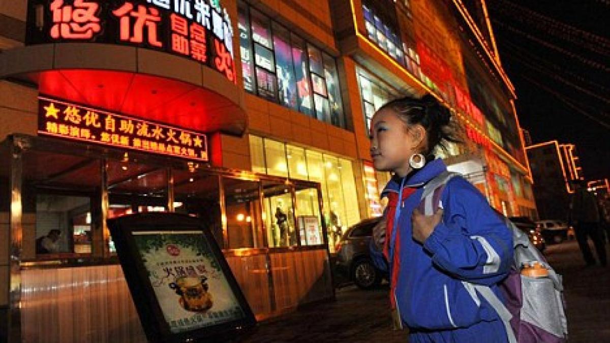 o fetita de 7 ani din mongolia danseaza intr un club de noapte pentru a si ajuta familia