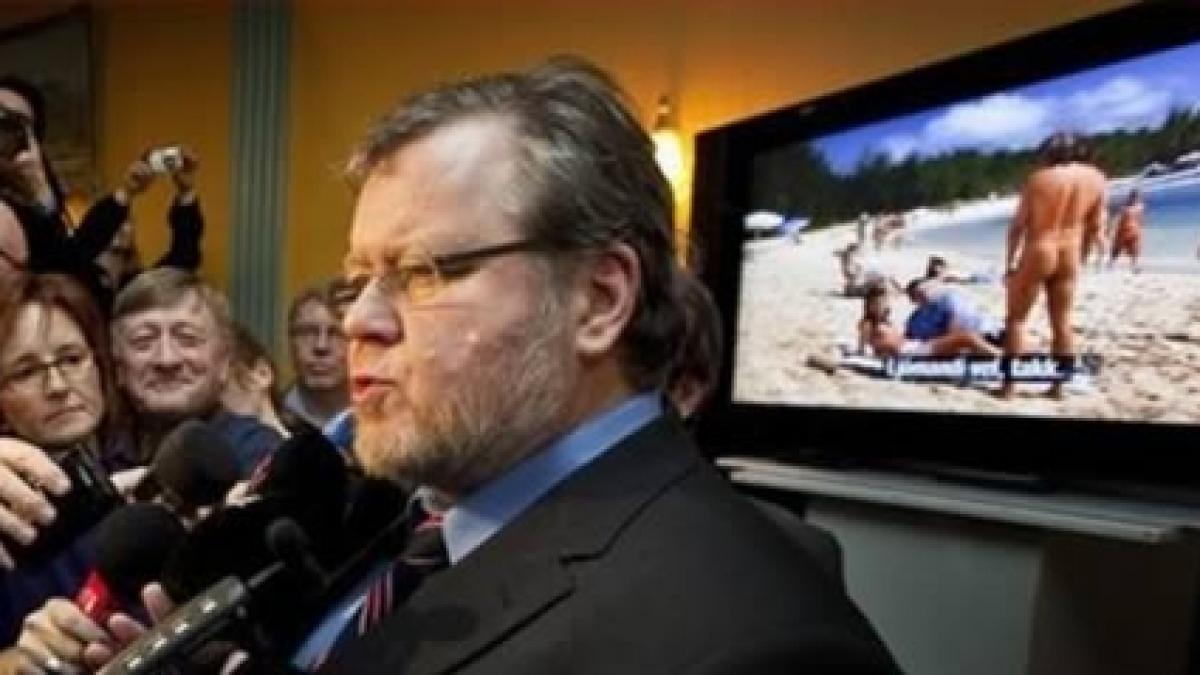 fotografii bomba vezi ce poti pati cand te fotografiezi langa un televizor deschis