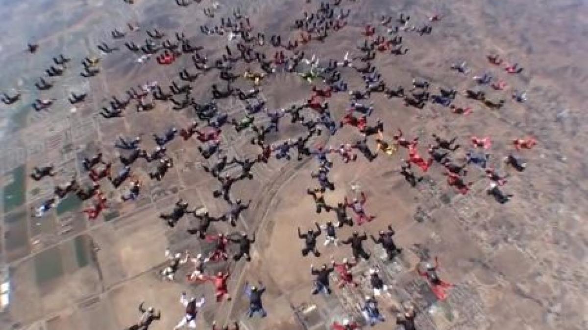 imagini senzationale 200 de parasutisti intr o formatie care a spart recordul din california
