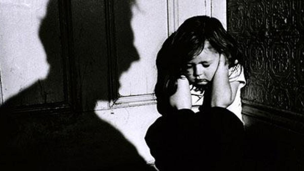 un copil de trei ani a fost omorat in bataie de concubinul mamei