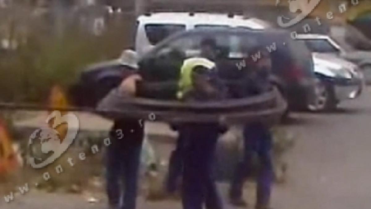 de cati muncitori este nevoie pentru a desface un colac de sarma afla din filmuletul de mai jos