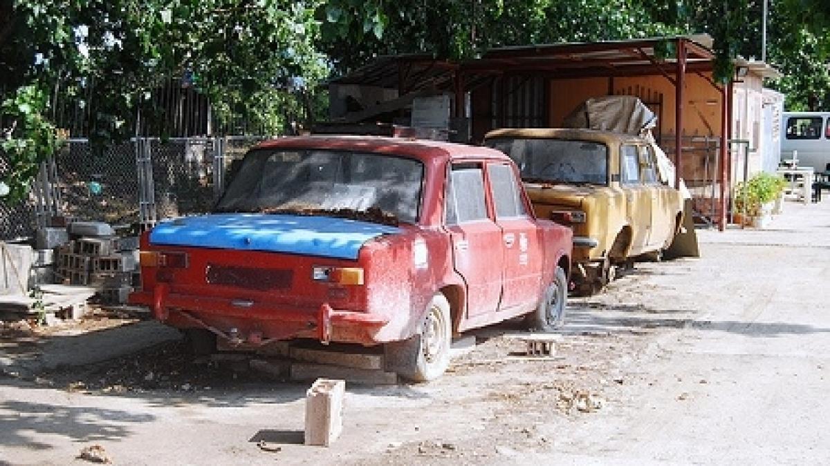 miile de masini abandonate la sofia blocheaza circulatia pe trotuare