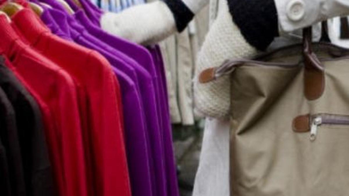 onesti o femeie prinsa la furat in magazin batuta de angajate