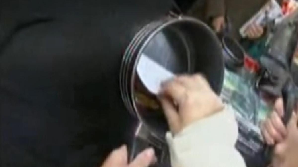 pentru clatite inainte sute de oameni s au imbrancit intr un supermarket pentru tigai la oferta