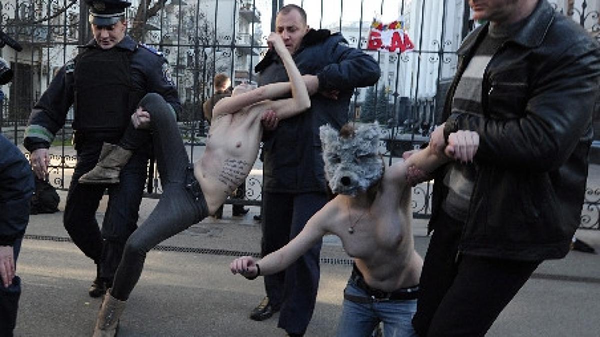 topless in fata papei cand rostea o rugaciune o militanta femen s a dezbracat la vatican