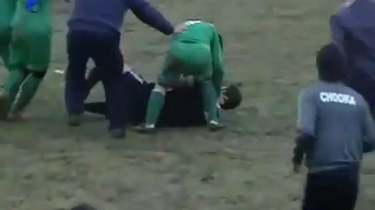 arbitru batut de jucatori si suporteri in iran