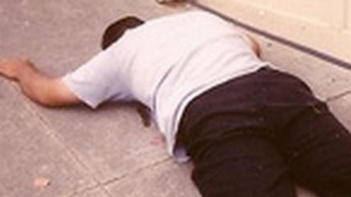 barbat in stare de inconstienta lasat sa zaca in curtea spitalului medicii filmati in timp ce