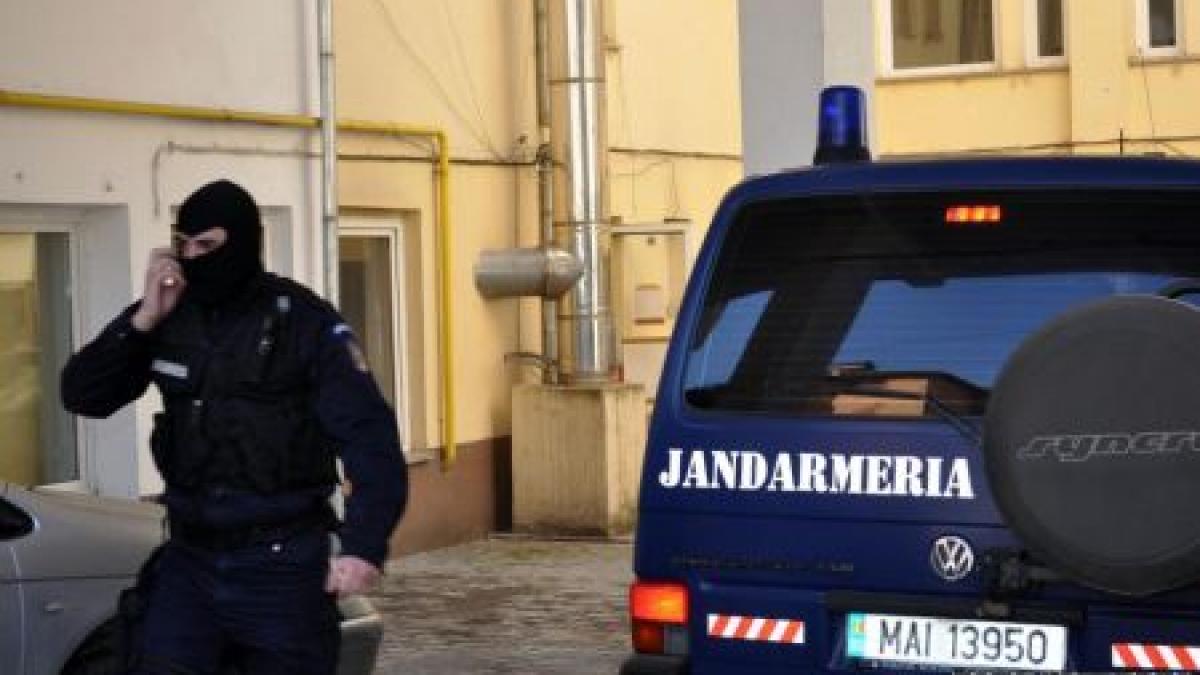 descinderi in oravita si bocsa sunt vizate persoane suspectate de trafic cu tigari si alcool