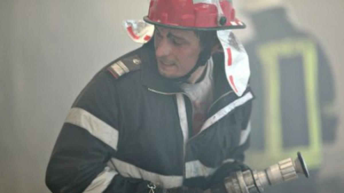 incendiul de vegetatie din muntii rodnei arde de peste 24 de ore