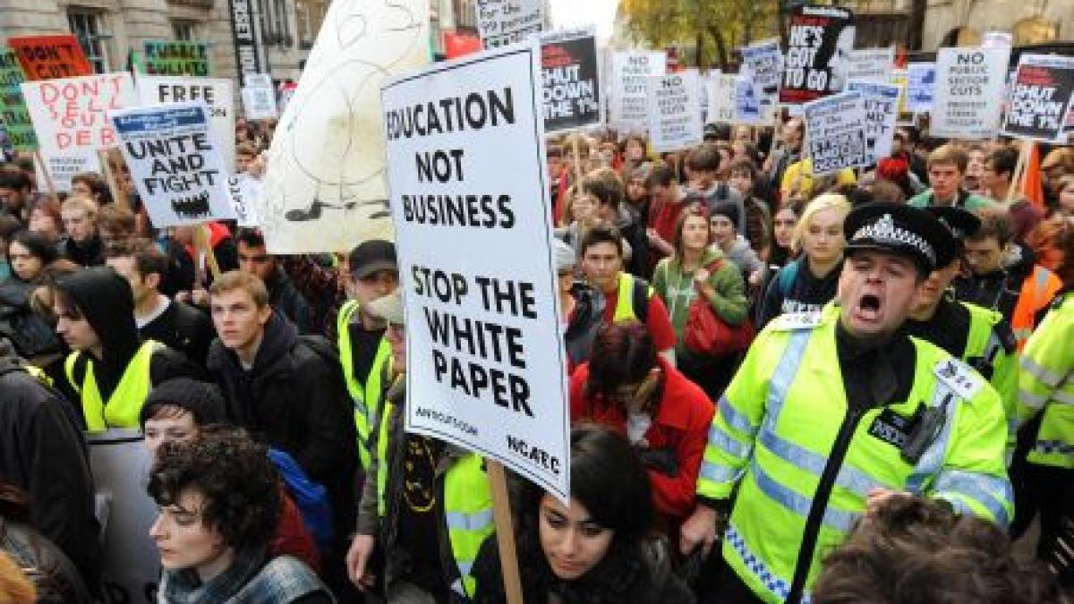 peste 10 000 de studenti au protestat la londra fata de cresterea taxelor si privatizarea unor