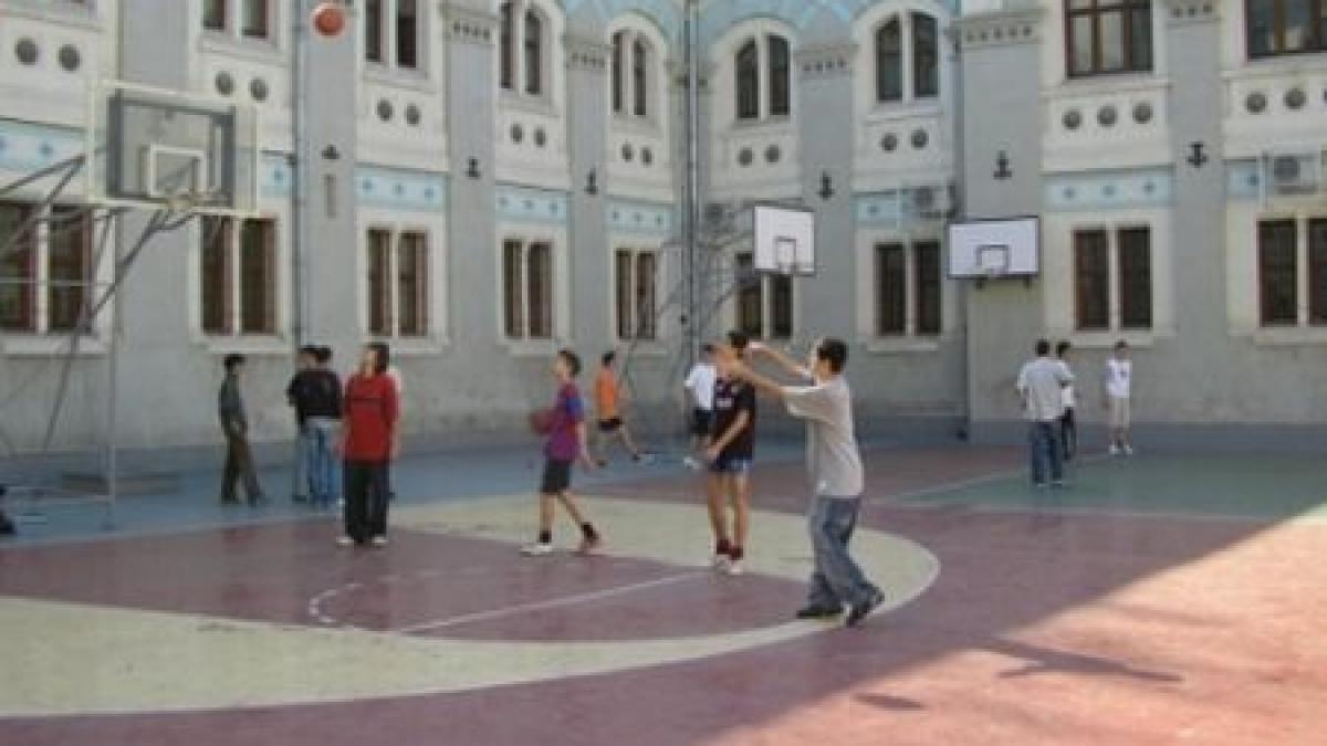 un elev de 18 ani a facut infarct in curtea scolii