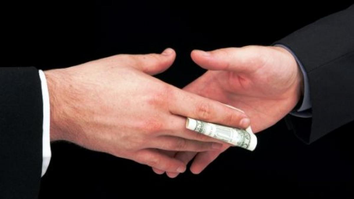 un secretar general din ministerul sanatatii trimis in judecata pentru luare de mita