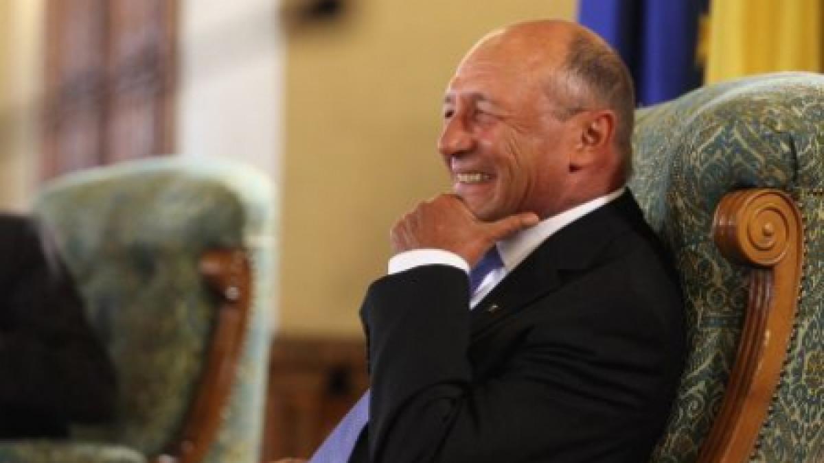 basescu le multumeste romanilor ca au acceptat reducerea salariilor disponibilizarile si masurile