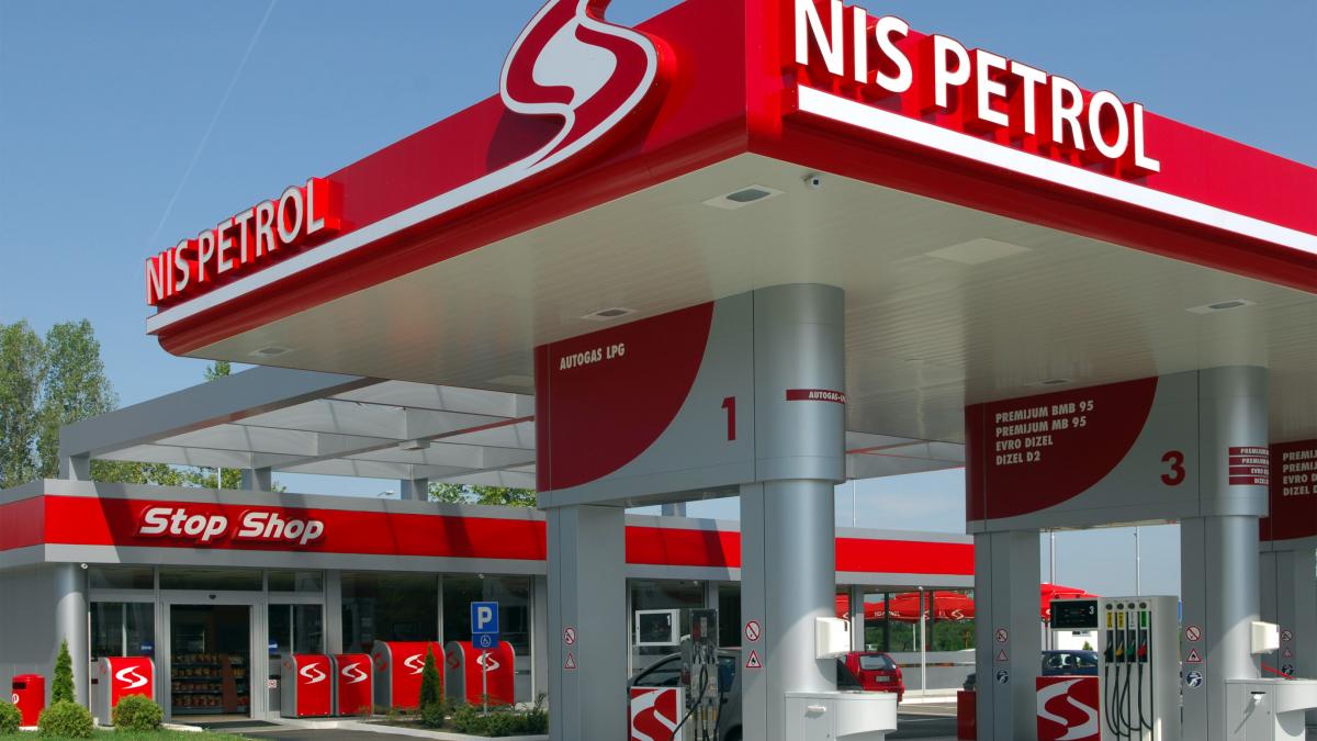 gazprom negociaza prima achizitie in romania rusii vor sa cumpere benzinarii pe care scrie lukoil