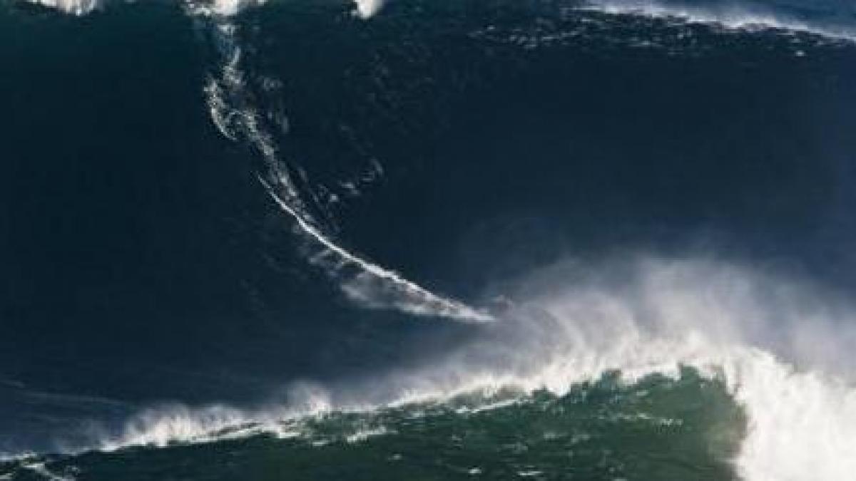 nebunie curata vezi cum calareste un surfer un val inalt cat un bloc de 10 etaje