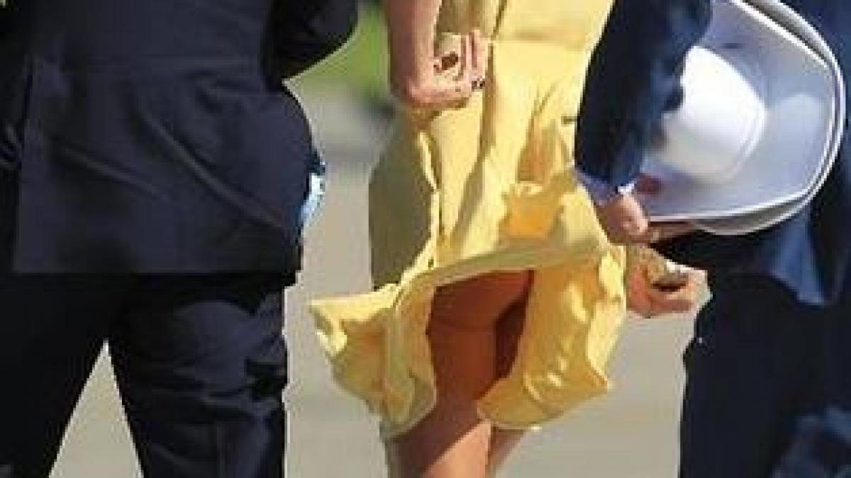 vezi ce cap incoronat a ramas in fundul gol in public momentul stanjenitor care a facut o si mai