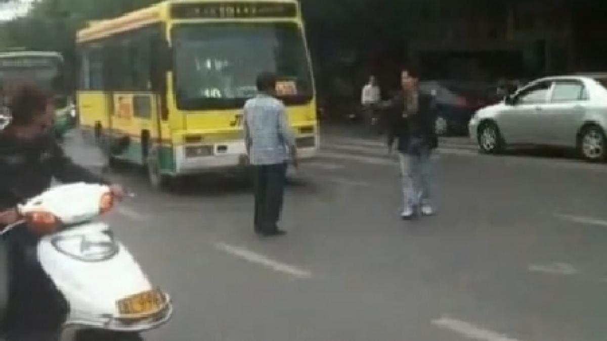 Imagini incredibile în China. Luptă între doi cuţitari, în plină stradă