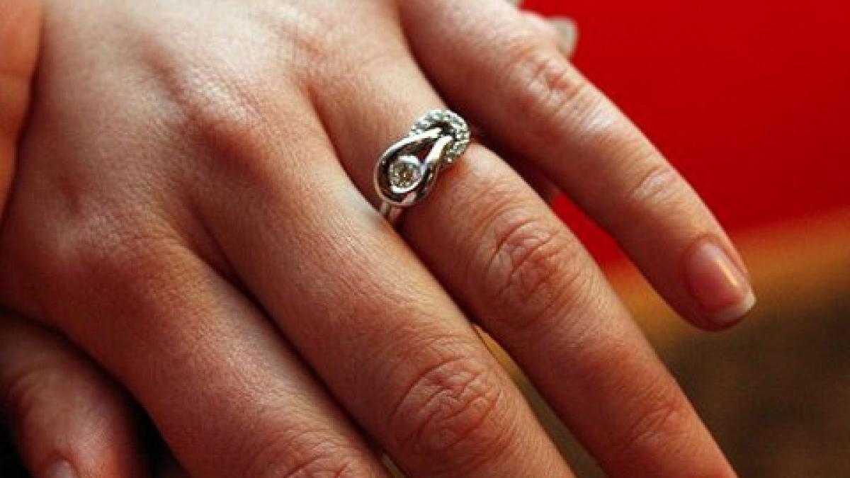 doar in america un barbat a cautat in groapa de gunoi inelul de 10 000 de dolari al sotiei