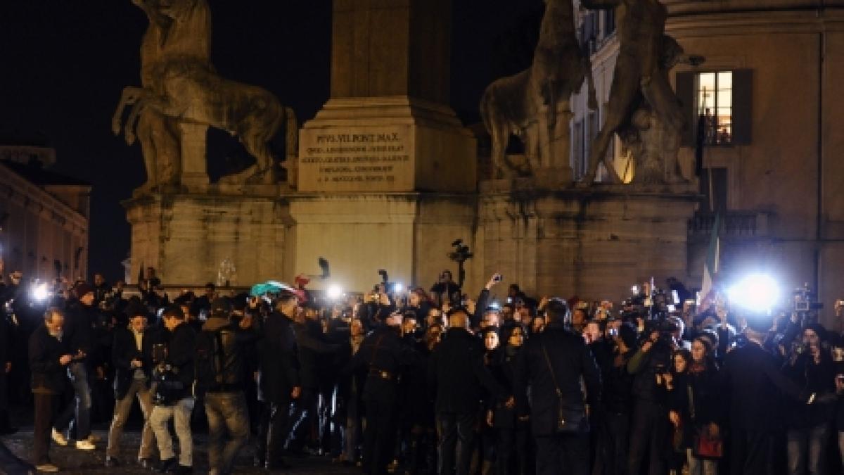 mii de manifestanti sarbatoresc plecarea lui berlusconi dispari in sfarsit