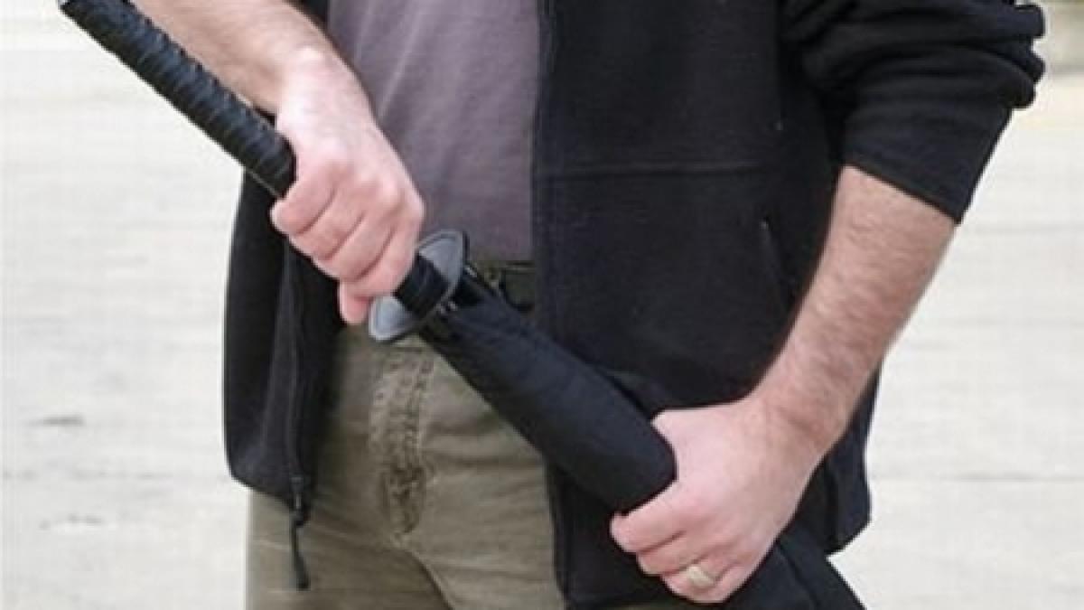 o politista a fost taiata cu sabia in timp ce incerca sa aplaneze un scandal