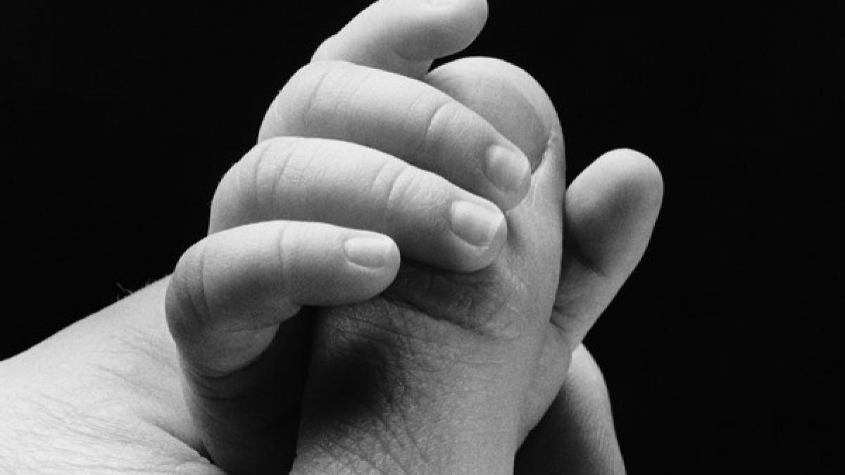 Cadavrul unui bebeluş, găsit într-un hambar. Mama s-a decis să-l omoare pentru că nu putea să îl crească
