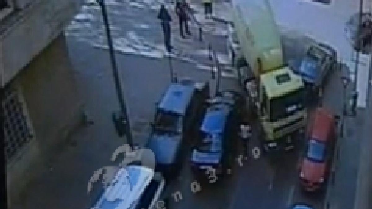 parcare in stil dorel un bucurestean a parcat in mijlocul strazii si a lasat masina pe avarii