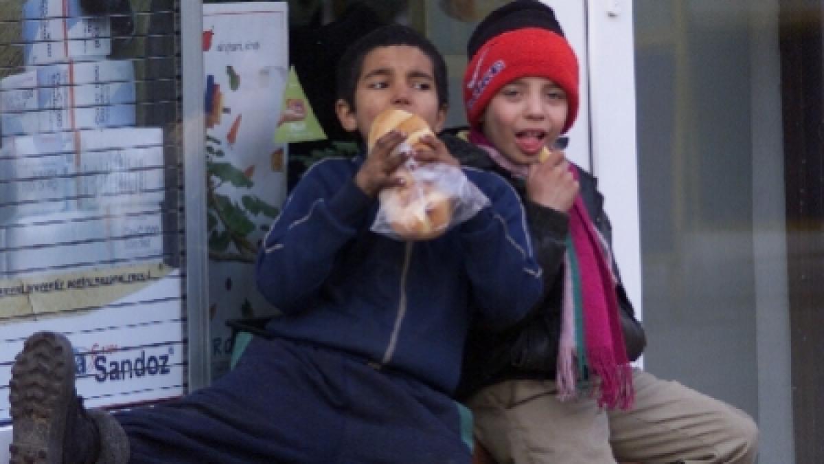 caz socant sase copii gasiti in frig dezbracati murdari si infometati