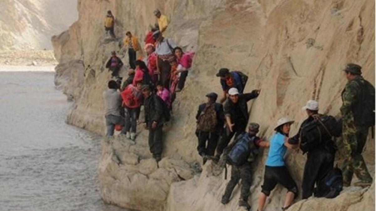 elevii eroi ai chinei escaladeaza munti si traverseaza rauri pentru a ajunge la scoala afla