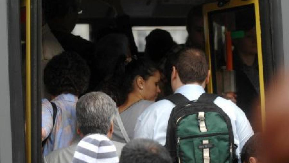 salbaticia din orase un batran a ajuns la spital dupa ce a fost impins din autobuz de un tanar