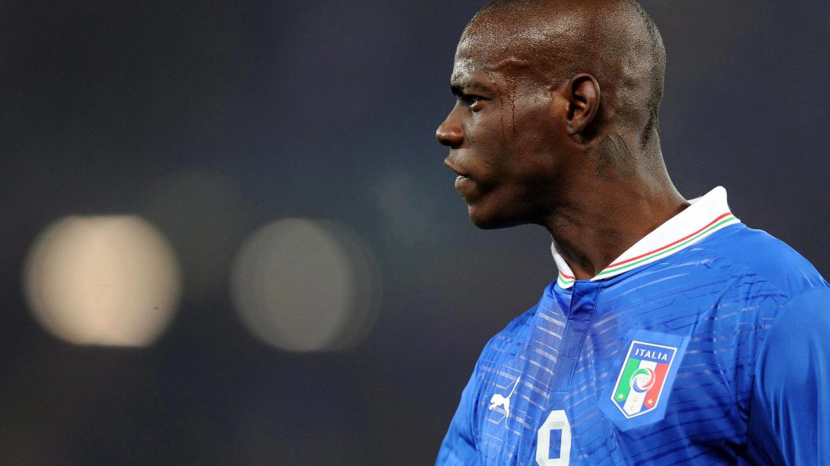 balotelli a comis o din nou a jucat cinci minute in vechiul tricou al nationalei italiei
