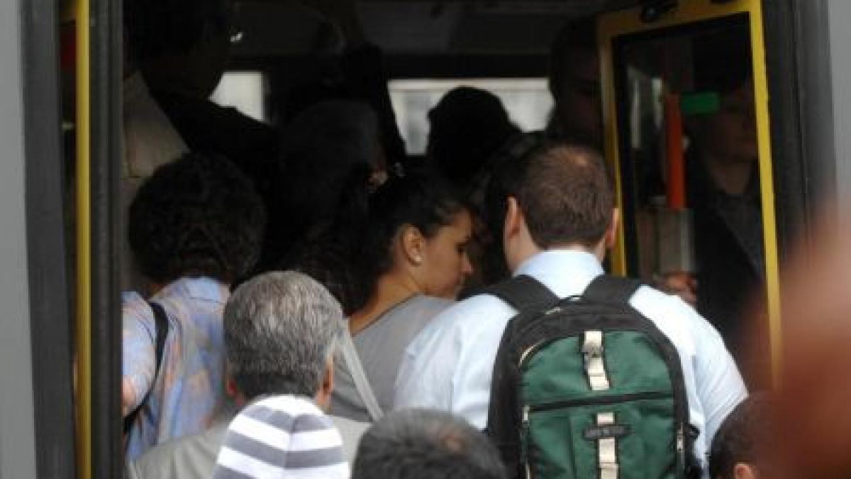 razie printre microbuzele conserva politistii s au pus pe numarat pasagerii transportati ilegal