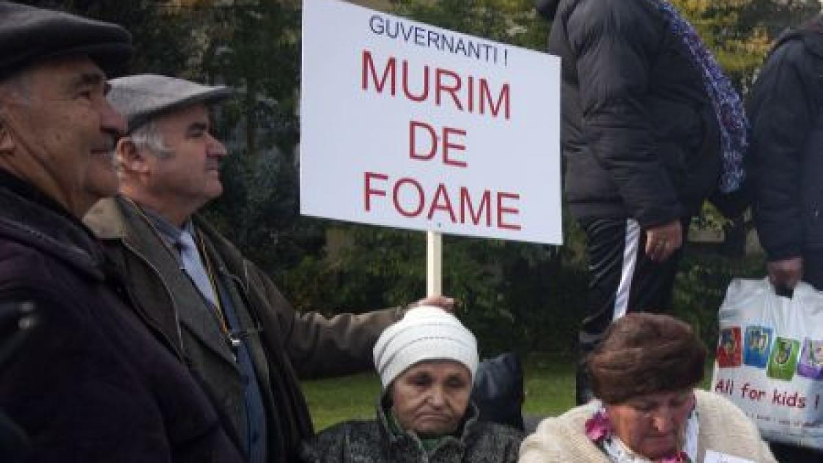 sute de oameni protesteaza in fata a trei ministere sunt nemultumiti ca salariile si pensiile au