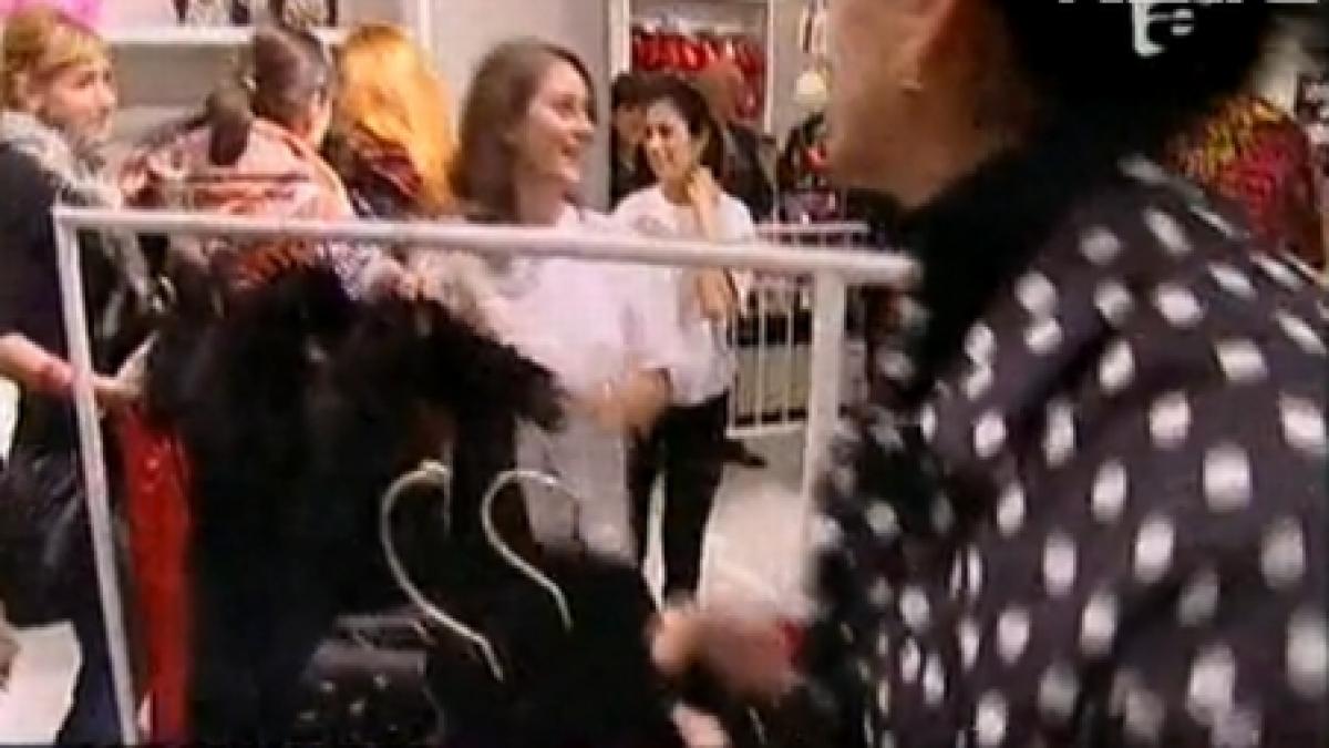 bataie pe haine de firma in capitala colectia semnata donatella versace a isterizat romancele