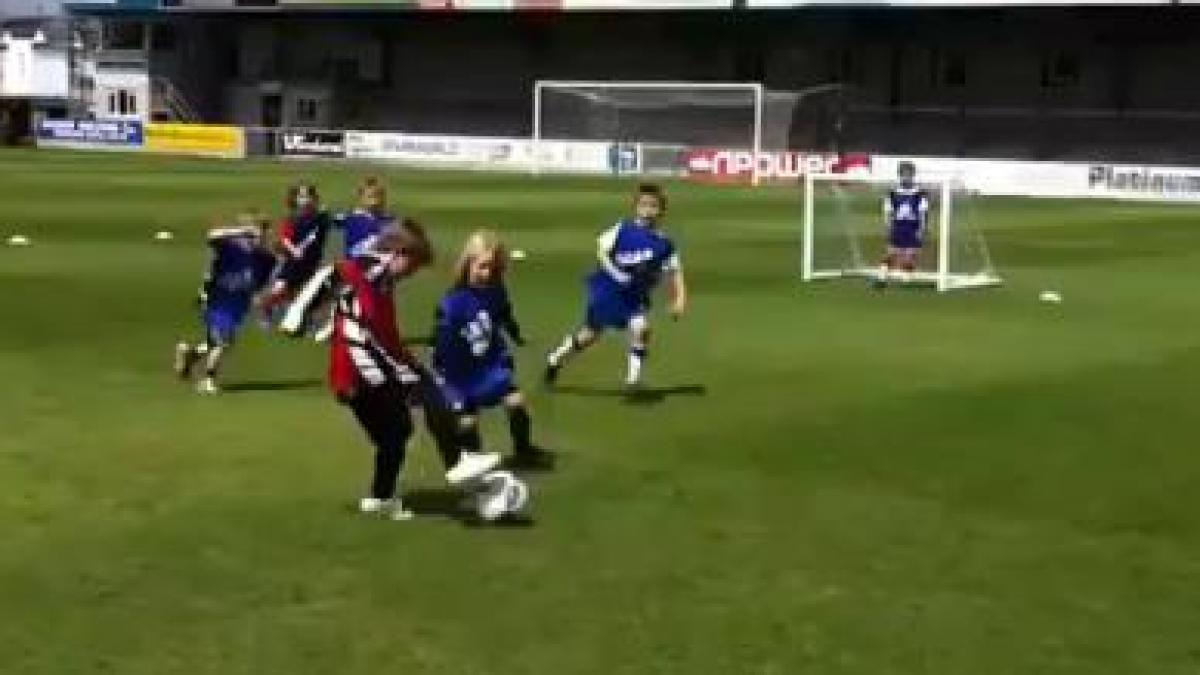 manchester united a pus mana pe un pusti minune de 5 ani fan al rivalilor de la city