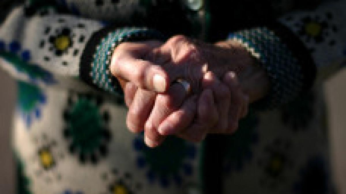 doua batrane din campulung muscel batute si talharite de doi tineri ametiti de alcool