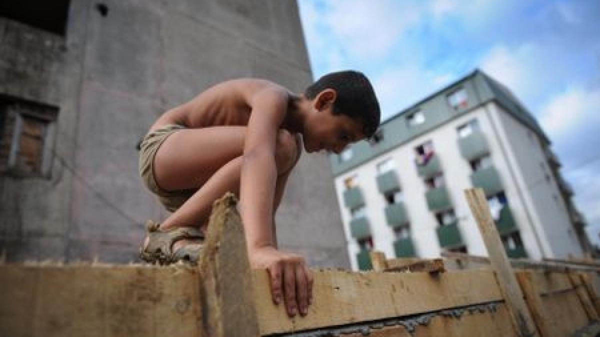 primarul din baia mare amendat cu 6 000 de lei a ingradit un ghetou ocupat de romi