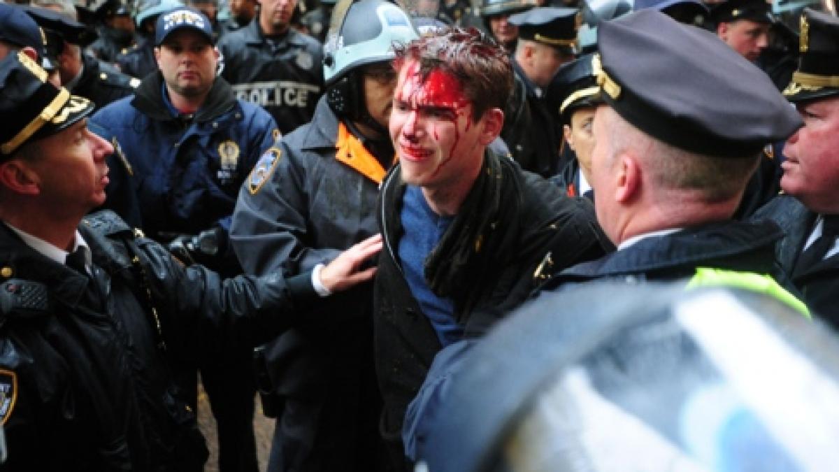 occupy wall street un protestatar de origine romana batut de politie in new york
