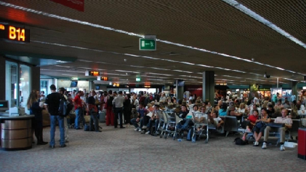 un roman a fost talharit de trei italieni pe aeroportul din roma imagini socante din timpul jafului