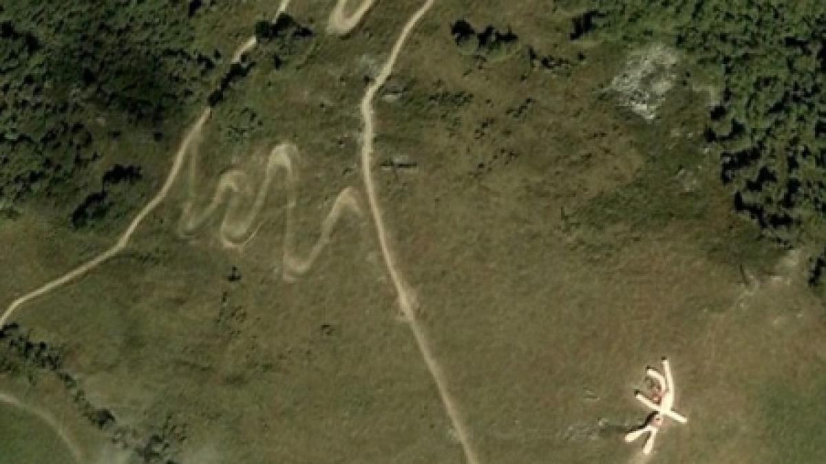 avion de lupta in parcare si iepure de 60 de metri cele mai ciudate imagini de pe pamant