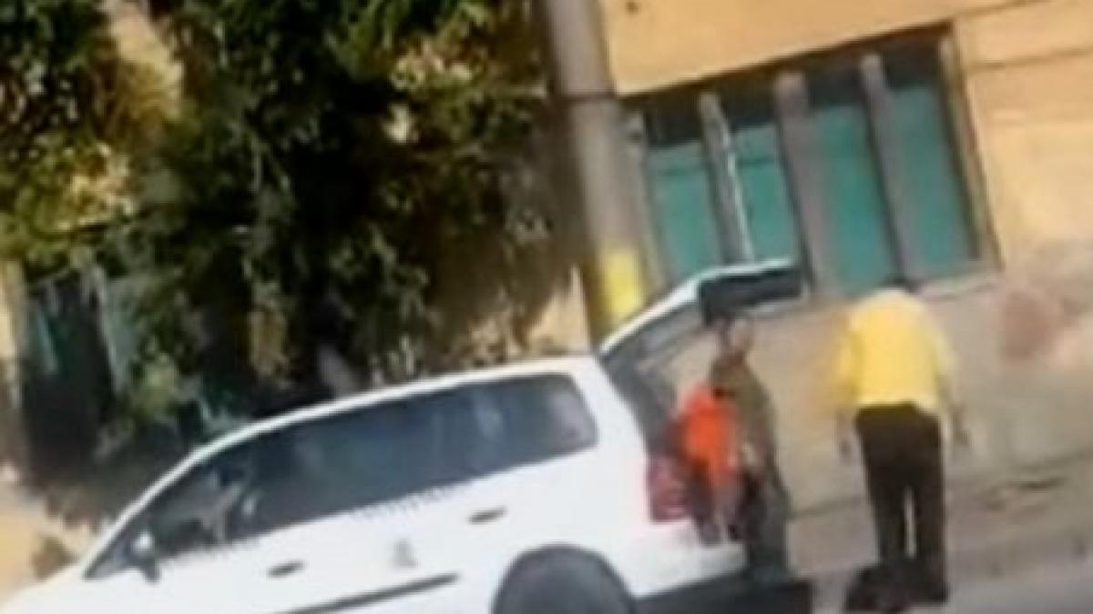 cum se fura in romania un taximetrist isi incarca portbagajul cu borduri